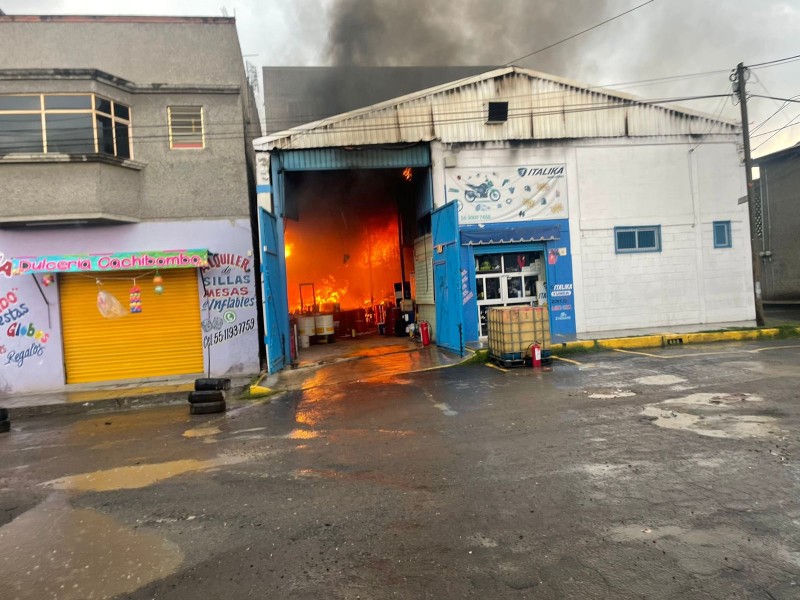 Se incendia bodega de aceites en Iztapalapa