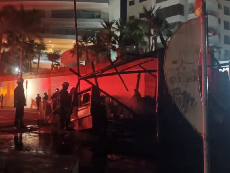 Se incendia bodega de mobiliario de playa en Acapulco