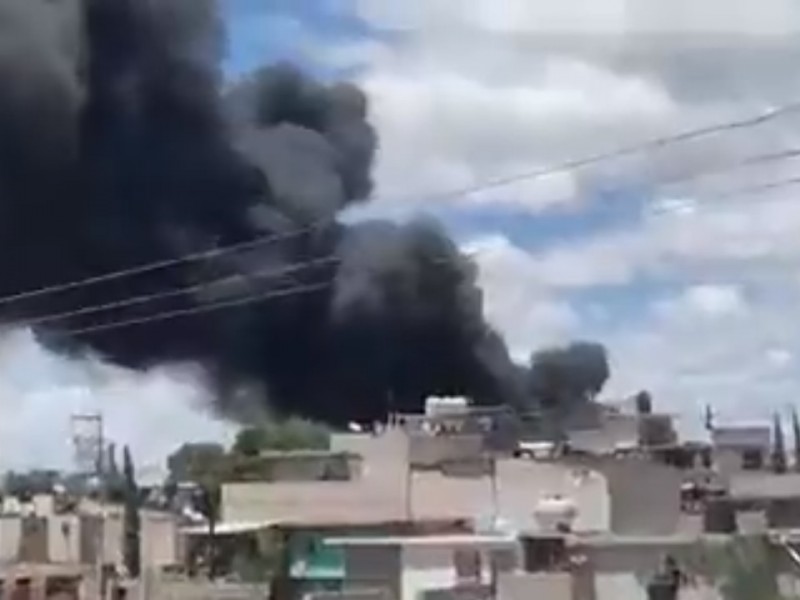 Se incendia bodega de PET del Estado de México