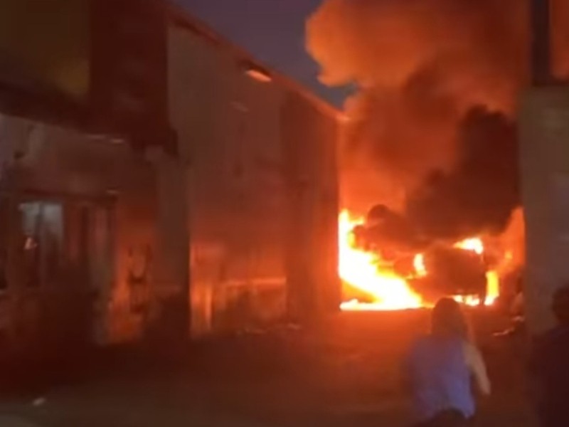 Se incendia bodega en avenida Ferrocarril en Salvador Alvarado