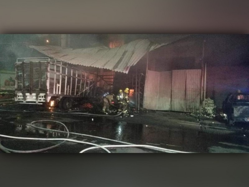 Se incendia bodega en central de abastos en Morelia