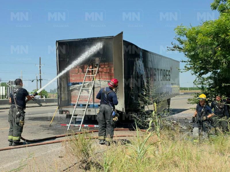 Se incendia caja de tráiler cargada con latas en Piggy Back | Meganoticias