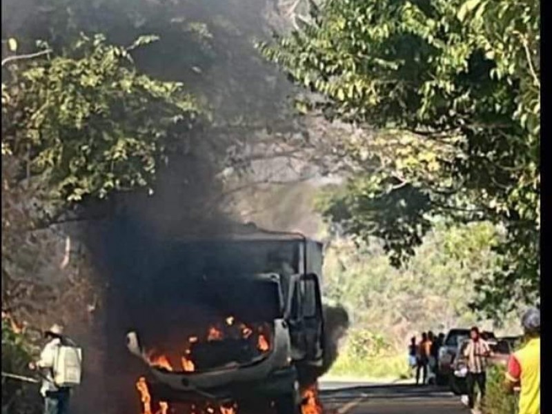 Se incendia camión de Diconsa en Atoyac