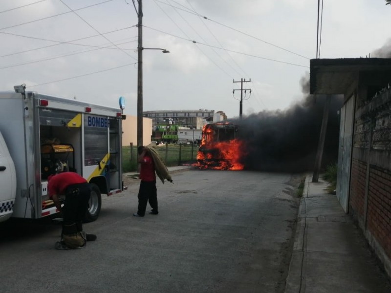 Se incendia camión de pasajeros