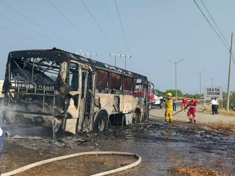 Se incendia camión de pasajeros de la línea Istmeños