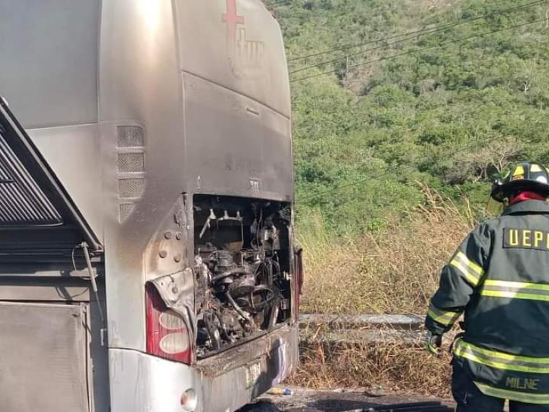 Se incendia camión de pasajeros en carretera Tecomán-Colima
