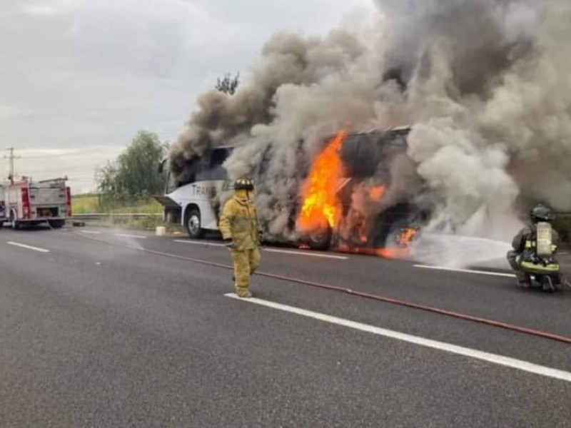 Se incendia camión de pasajeros; tripulantes resultan ilesos