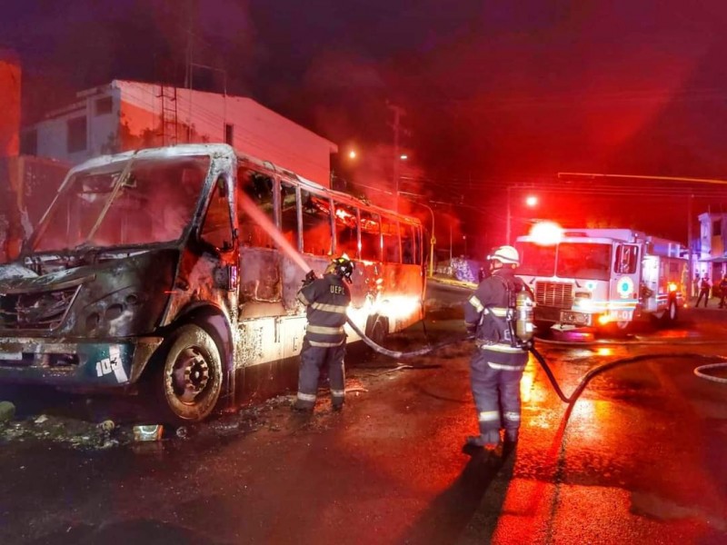 Se incendia camión de transporte en Lomas de Vista Hermosa
