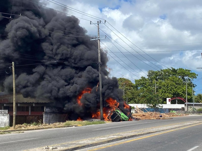 Se incendia camión en Frontera, Tabasco; evacuan escuela Secundaria