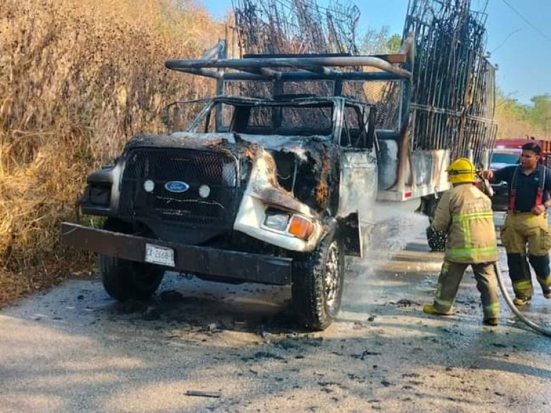 Se incendia camión en tramo carretero
