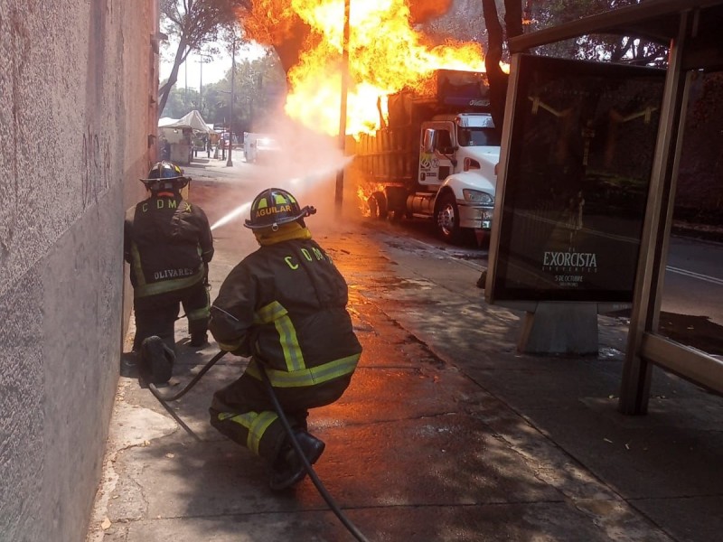 Se incendia camión repartidor de tanques de gas en Tlalpan