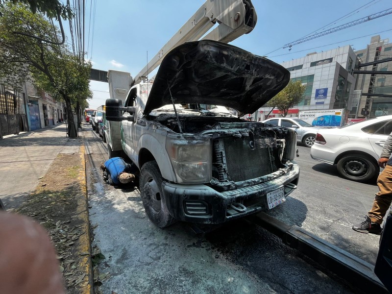 Se incendia camioneta de CFE en Alfredo del Mazo, Toluca