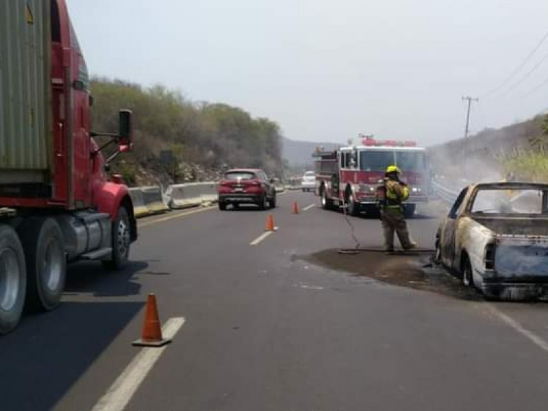 Se incendia camioneta de trabajadores en autopista Colima-Manzanillo