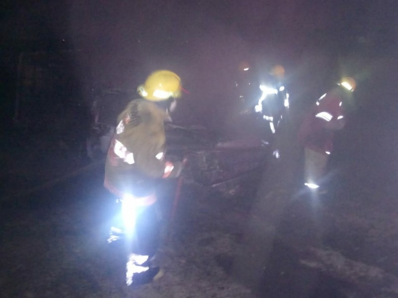 Se incendia camioneta de trasiego