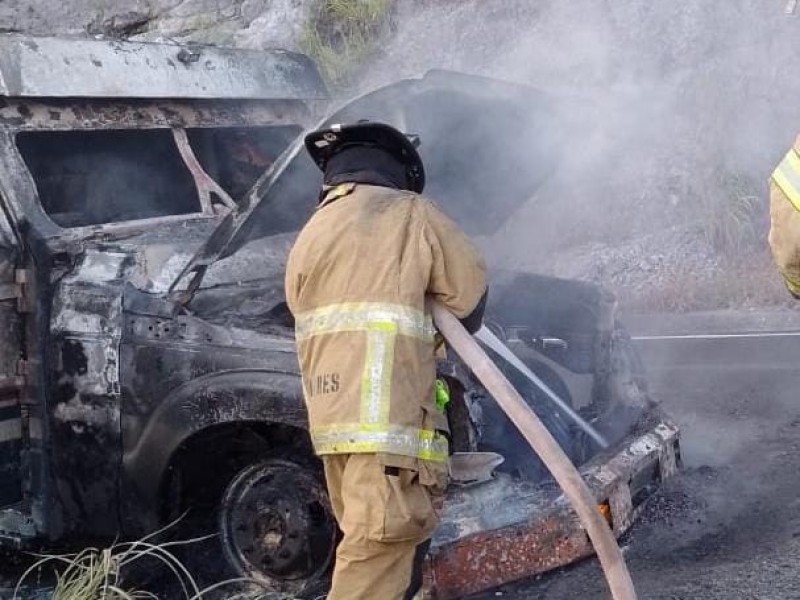 Se incendia camioneta de valores sobre carretera Ahuacatlán-Amatlán de Cañas