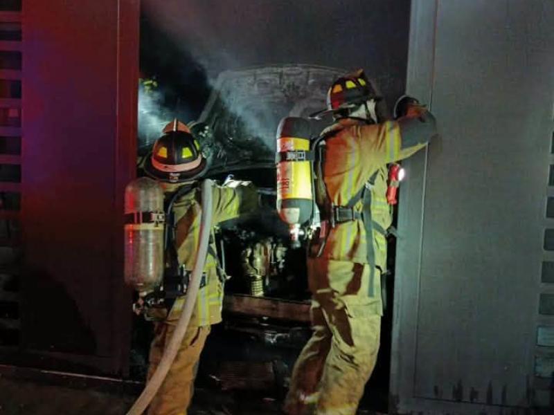 Se incendia camioneta dentro de una vivienda en la colonia Santiaguito