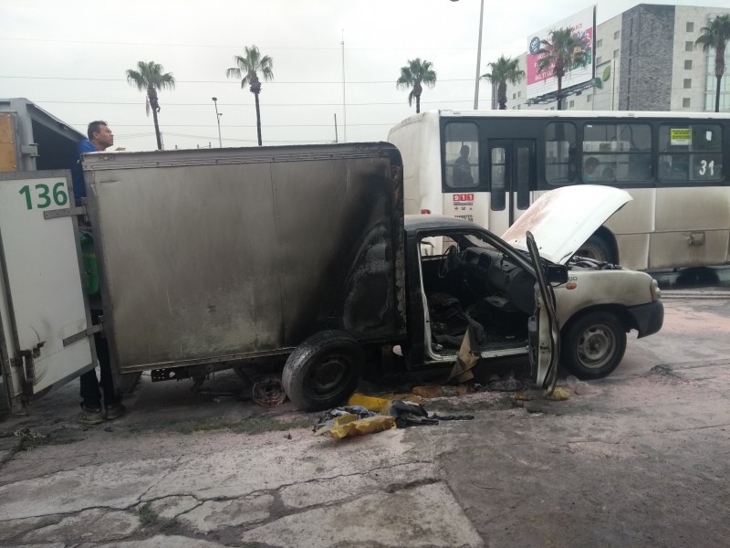 Se incendia camioneta en 5 de Febrero