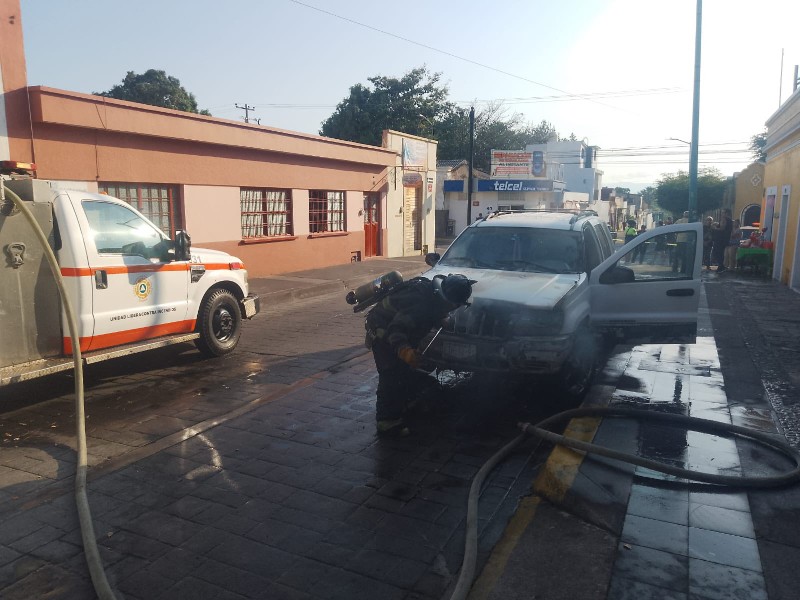 Se incendia camioneta en calle Degollado, en el centro de Colima ...