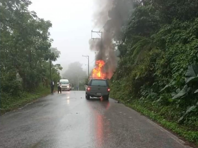 Se incendia camioneta en carretera a Cuetzalan