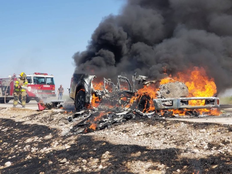 Se incendia Camioneta en Carretera México 15 por Falla Mecánica