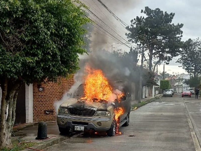 Se incendia camioneta en colonia de Xalapa