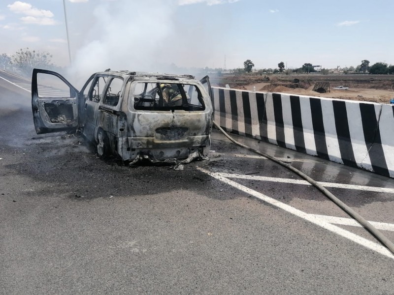 Se incendia camioneta en la autopista Salamanca León