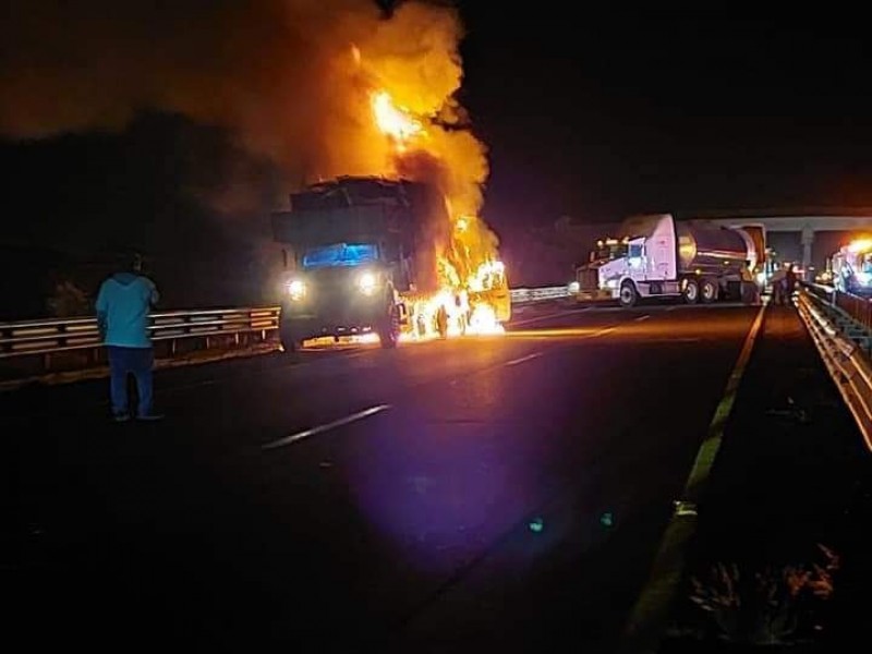 Se incendia camioneta en la Puebla-Orizaba