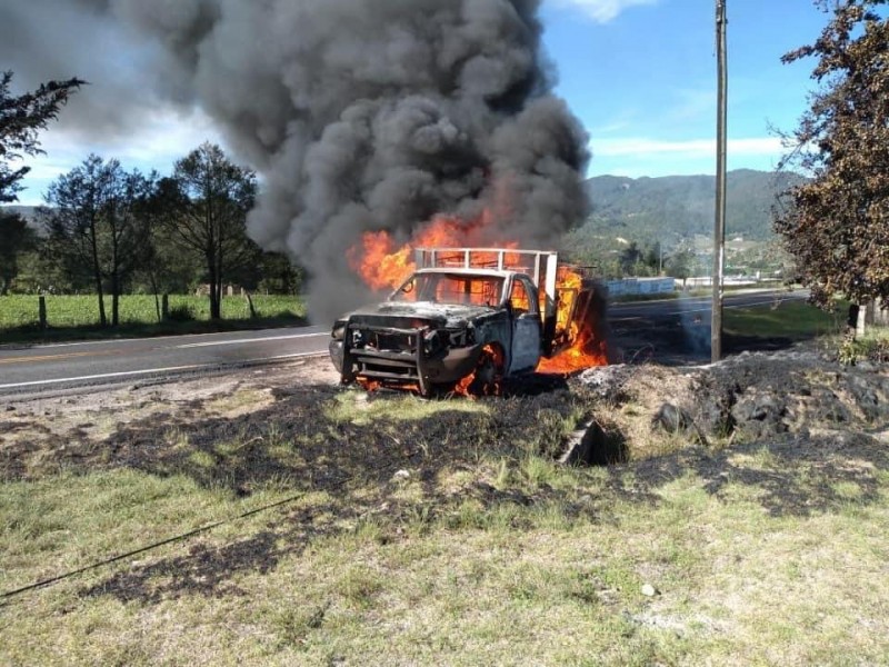 Se incendia camioneta “huachicolera” en Zacatlán