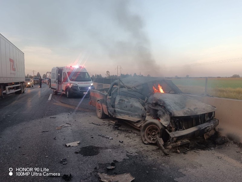 Se incendia camioneta tras choque en Villa de Cos