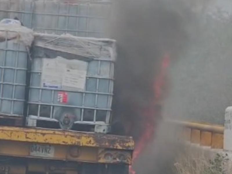 Se incendia camión con contenedores de aceite