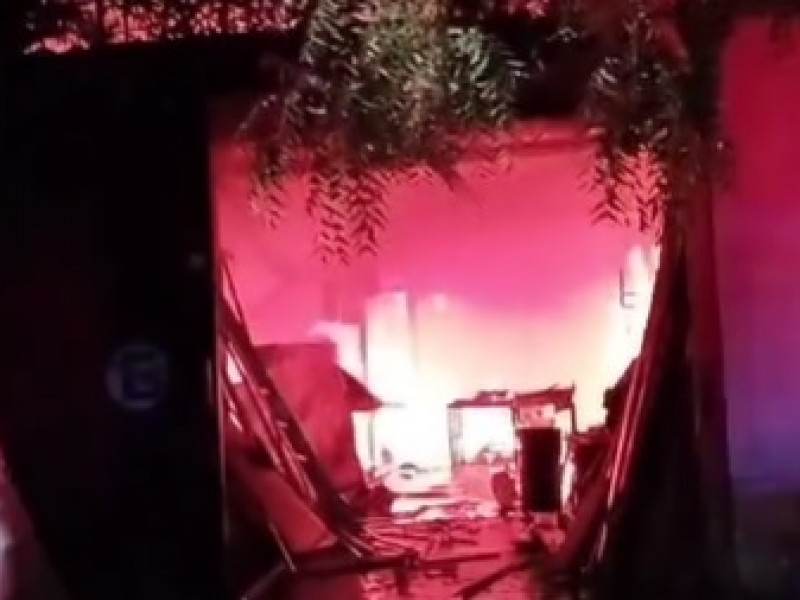Se incendia carpintería en San Isidro, en Villa de Álvarez