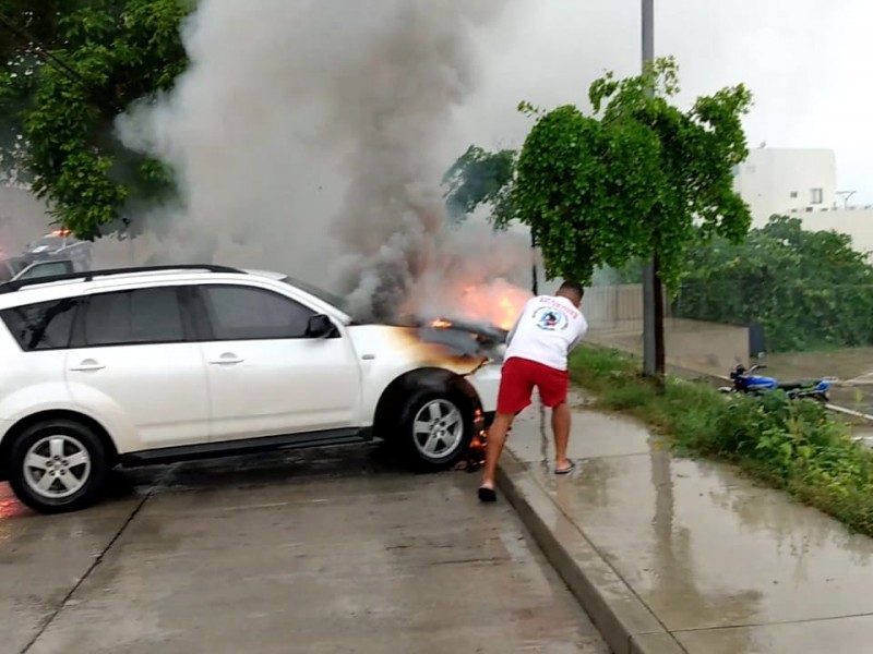 Se incendia carro durante lluvia