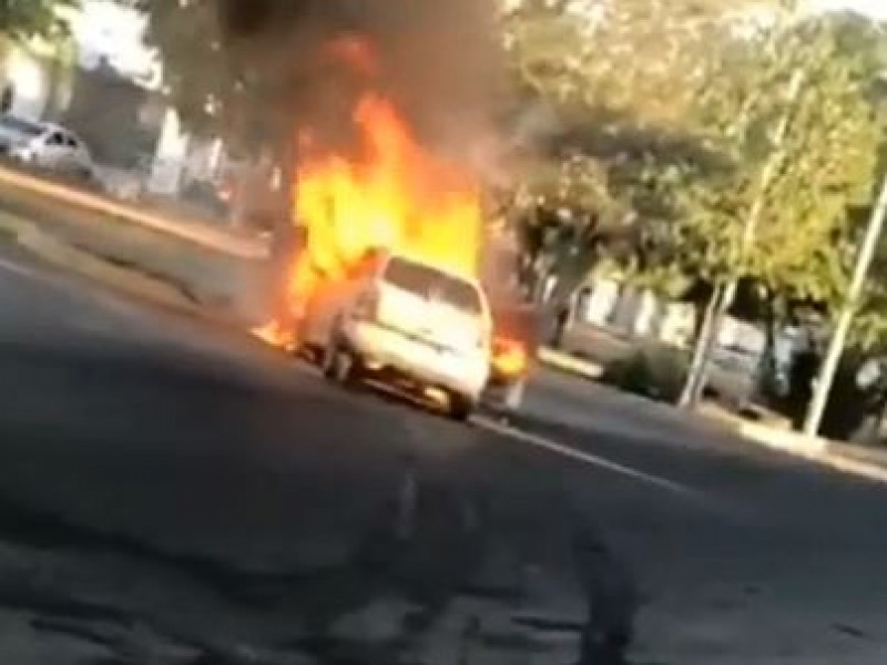 Se incendia carro en Culiacán