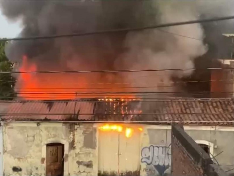 Se incendia casa abandonada en Huertas del Sol, Colima