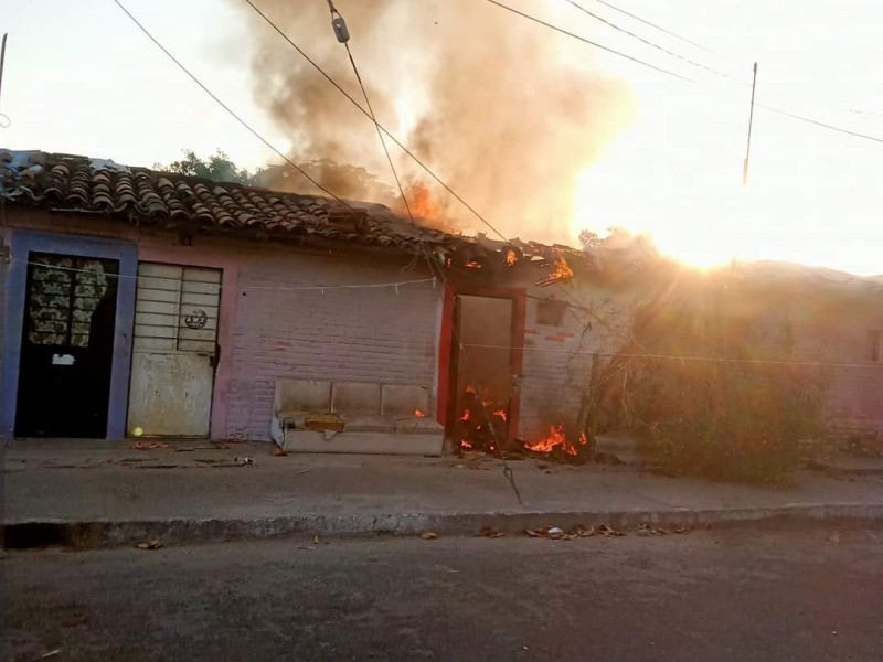 Colima: se incendia casa donde asesinaron a adultos mayores