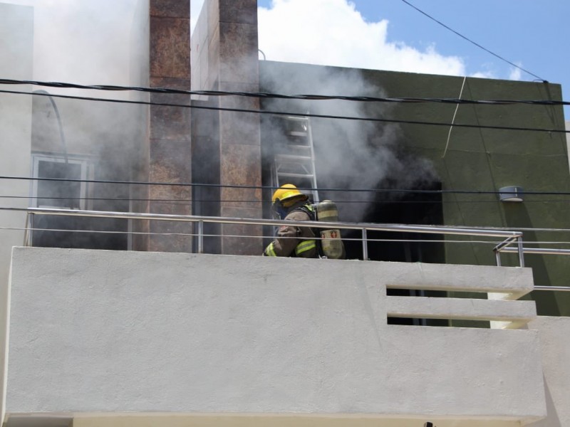 Se incendia casa en Lomas del Lago