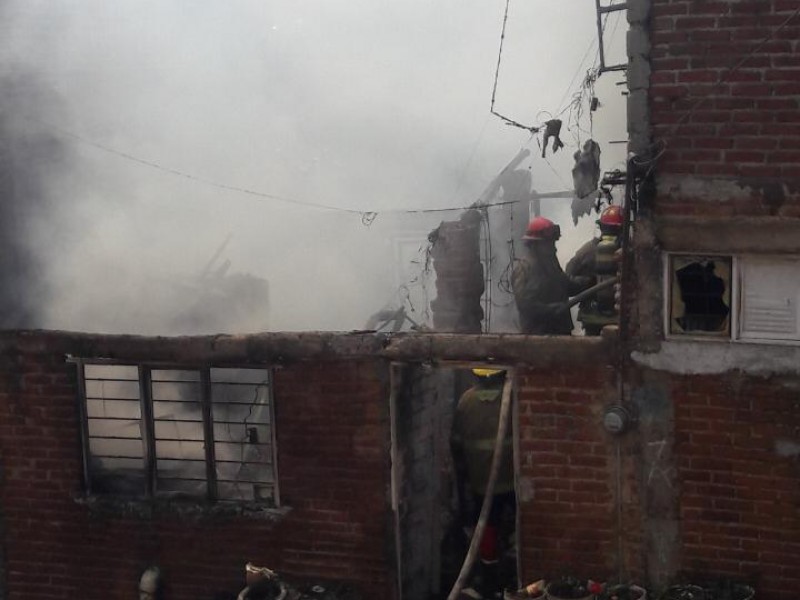 Se incendia casa habitación en la capital