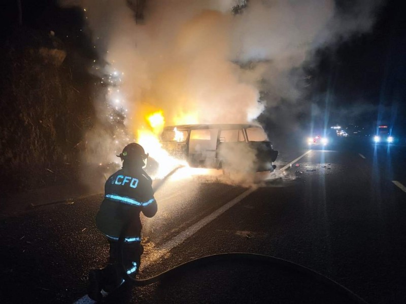 Se incendia Combi en autopista Colima-Guadalajara