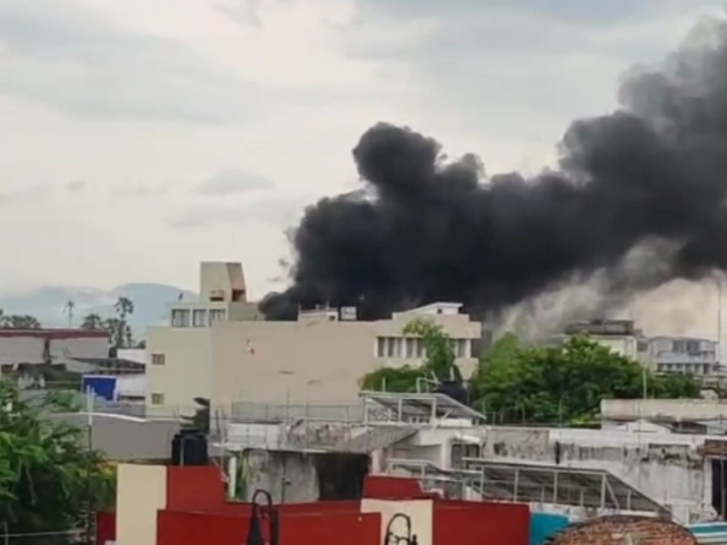 Se incendia comercio de telas en centro de Colima