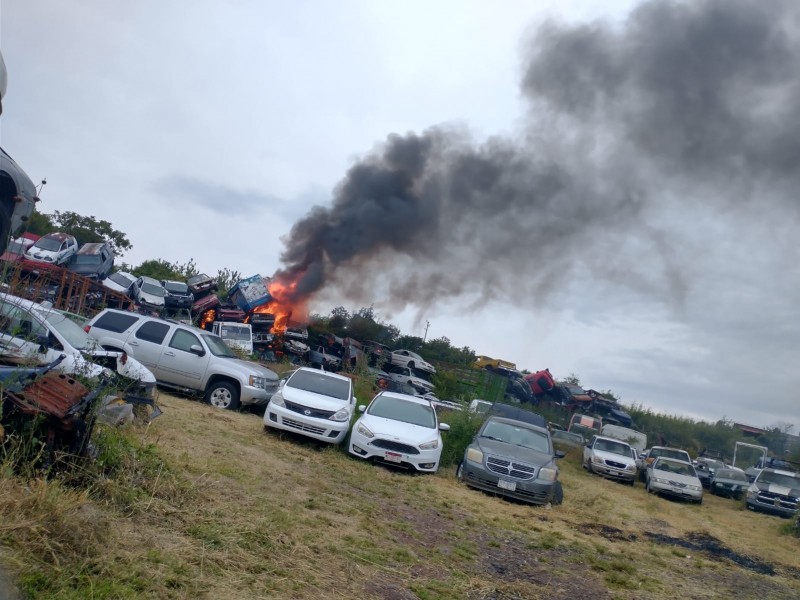 Se incendia corralón de salida a Quiroga