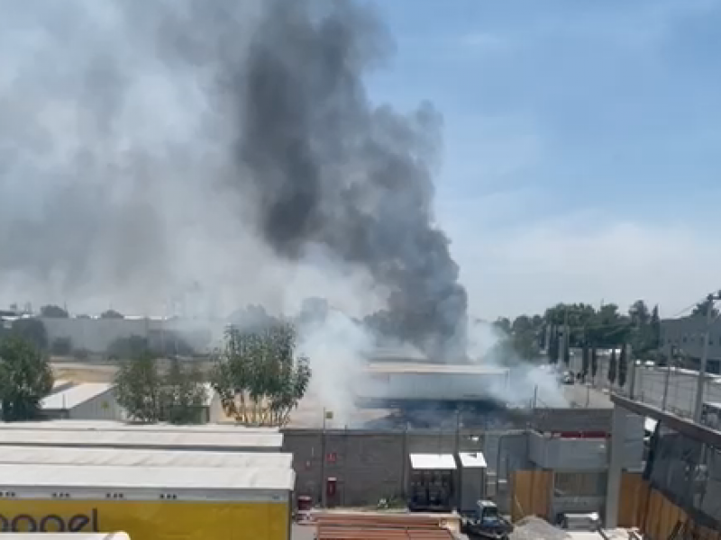 Se incendia corralón de trailers en Cuautitlán