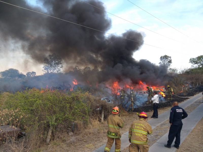 Se incendia corralón vehicular en salida a Charo