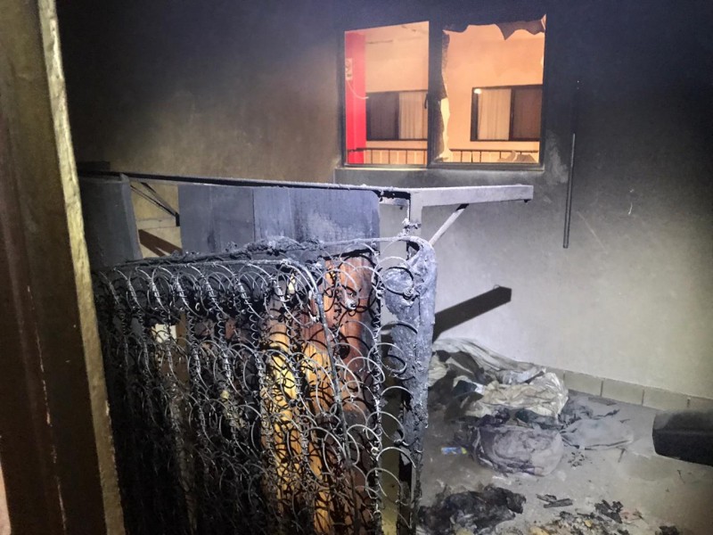 Se incendia cuarto de hotel; huésped se arroja