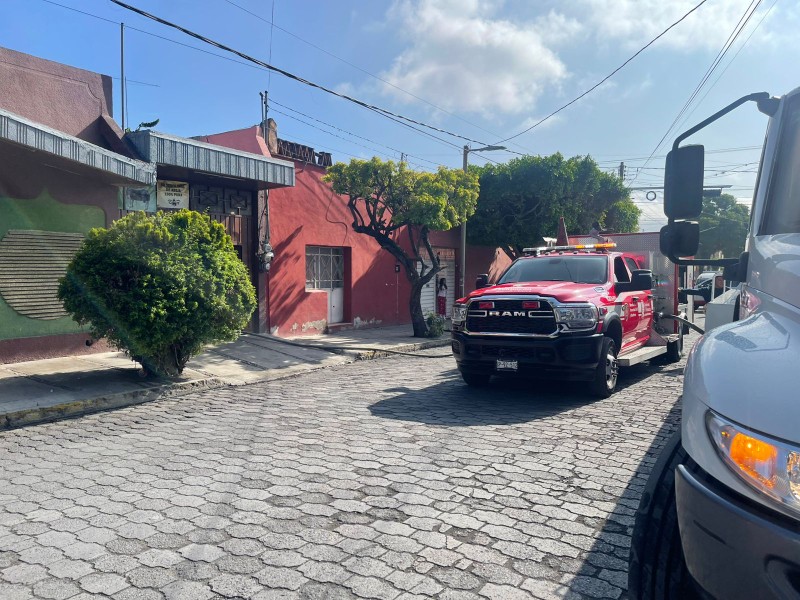 Se incendia cuarto trasero de una casa y acude bomberos