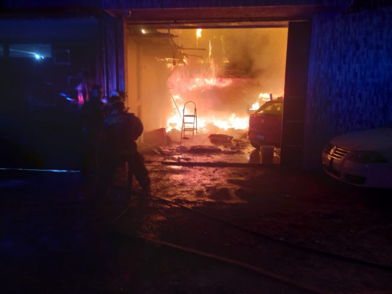 Se incendia domicilio y rescatan a dos menores