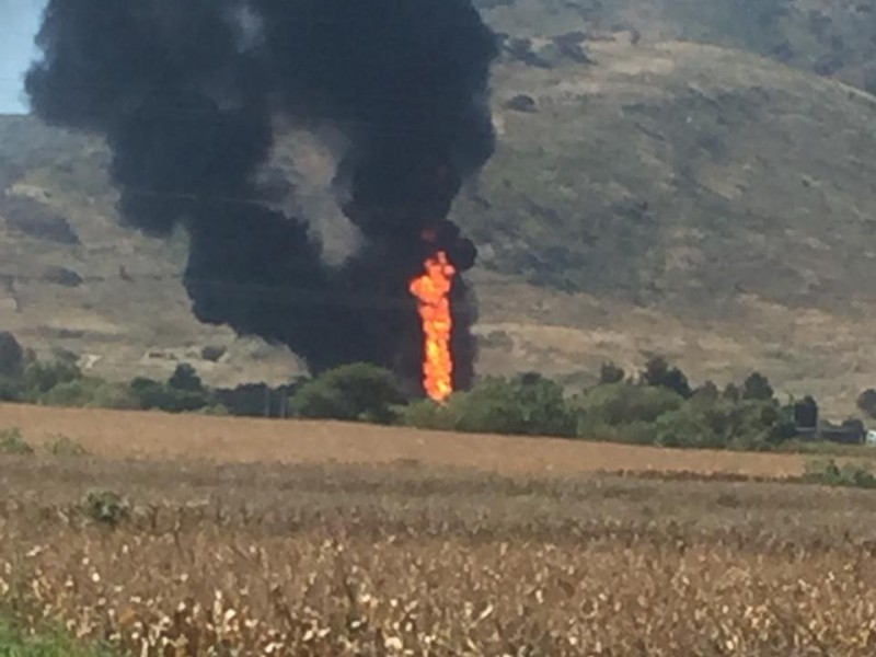 Se incendia ducto de Pemex en Tlajomulco