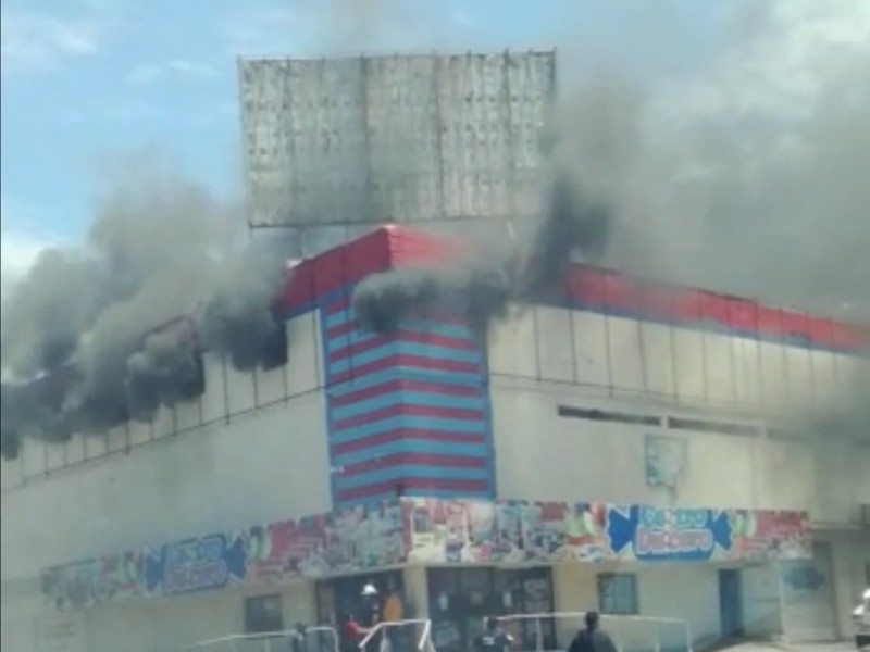 Se incendia dulcería en el centro de Los Mochis