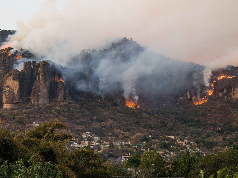 Sujeto drogado provoca incendio en el cerro del Tepozteco