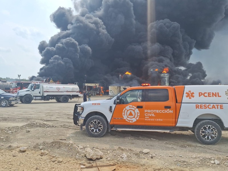 Se incendia empresa de hidrocarburos en Cadereyta, Nuevo León