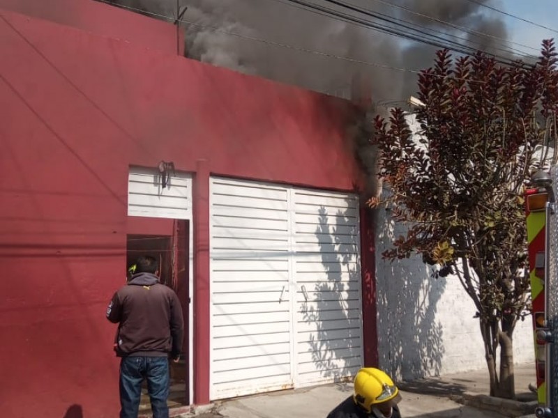 Se incendia empresa de hilos en Nezahualcóyotl